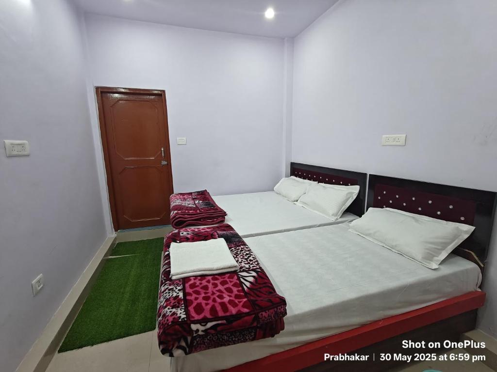 Postel nebo postele na pokoji v ubytování Abhishek guest house