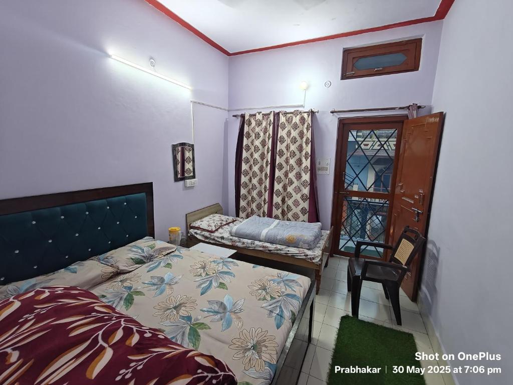 Postel nebo postele na pokoji v ubytování Abhishek guest house