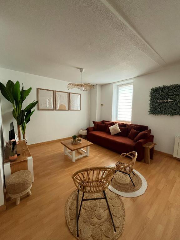 un salon avec un canapé et une table dans l'établissement Le Cocon de Kenna, à Dompierre-sur-Besbre