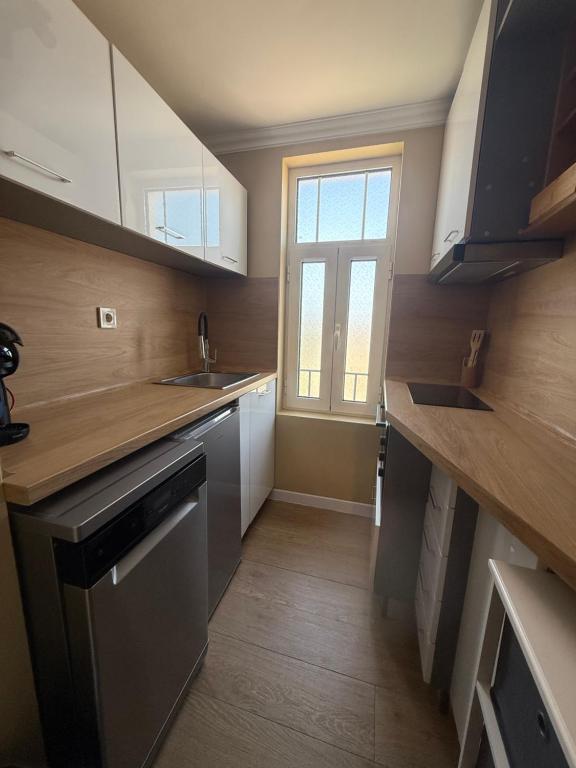 Kuchyň nebo kuchyňský kout v ubytování Chernomorets Apartment