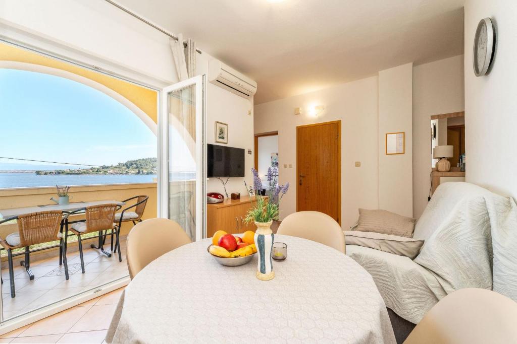 TV a/nebo společenská místnost v ubytování Apartment by the sea and with beautiful view, 2 bedrooms, 4 persons