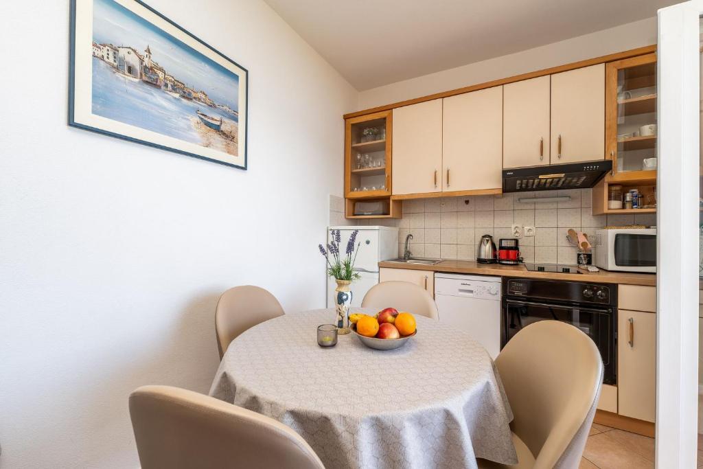 Kuchyň nebo kuchyňský kout v ubytování Apartment by the sea and with beautiful view, 2 bedrooms, 4 persons