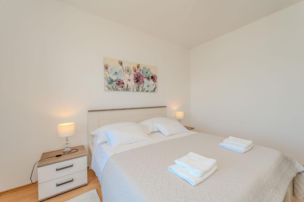 Postel nebo postele na pokoji v ubytování Apartment by the sea and with beautiful view, 2 bedrooms, 4 persons