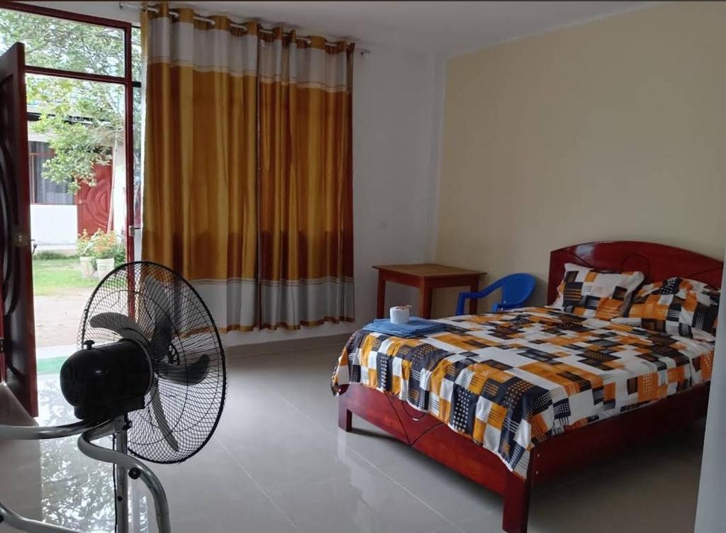 1 dormitorio con 1 cama, ventilador y ventana en HSPEDAJE Mathew &amp; Gael, en Tingo María