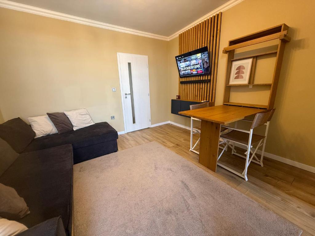 TV a/nebo společenská místnost v ubytování Chernomorets Apartment