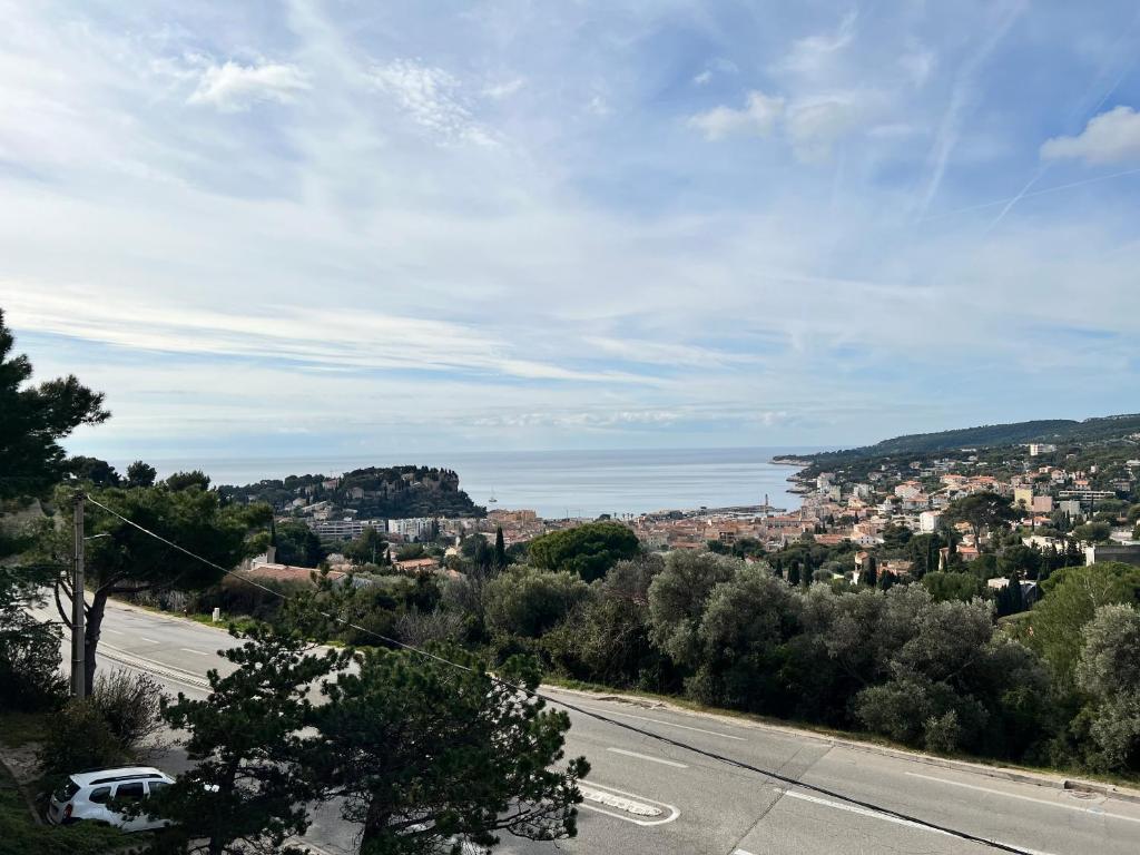une route avec vue sur la ville et l'océan dans l'établissement Vie, à Cassis