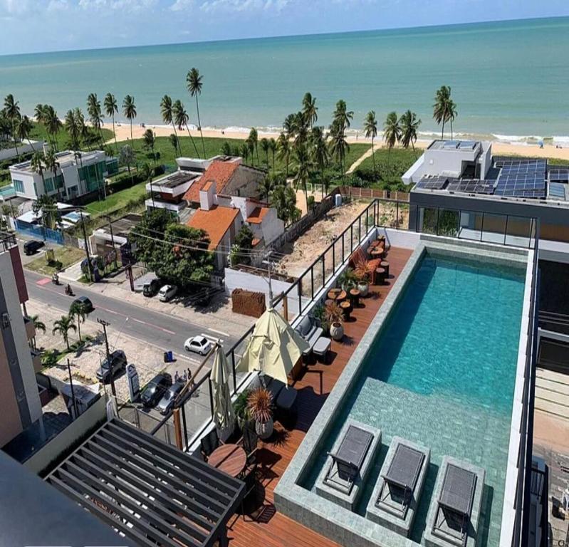 una vista dall'alto di una piscina e della spiaggia di Seu lar na praia em Joao Pessoa a João Pessoa