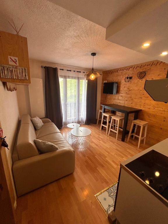un salon avec un canapé et une table dans l'établissement Appartement T2 pour 6 pers avec Balcon, Parking et Casier à Ski proche des commerces, aux Angles