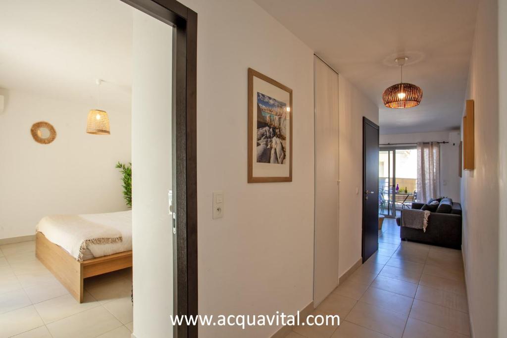 - un couloir avec une chambre et un lit dans une chambre dans l'établissement Appartement 