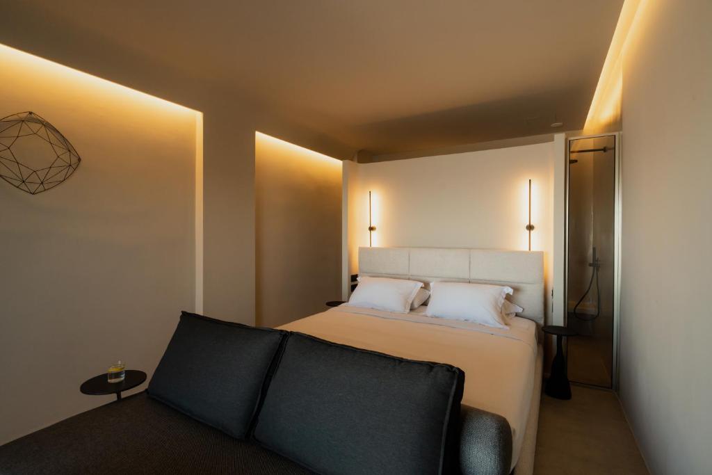 Postel nebo postele na pokoji v ubytování Black Diamond Suites