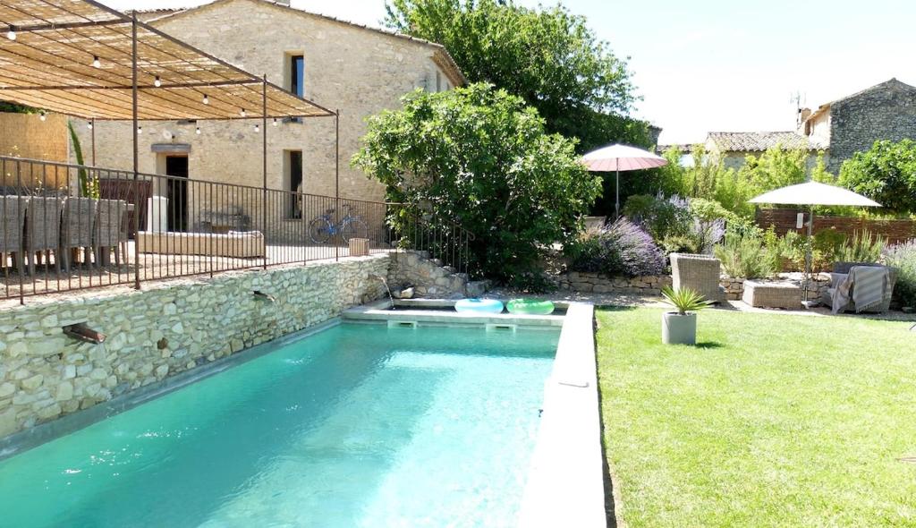 une piscine dans la cour d'une maison dans l'établissement La Grande Bergerie, à Saint-Saturnin-lès-Apt