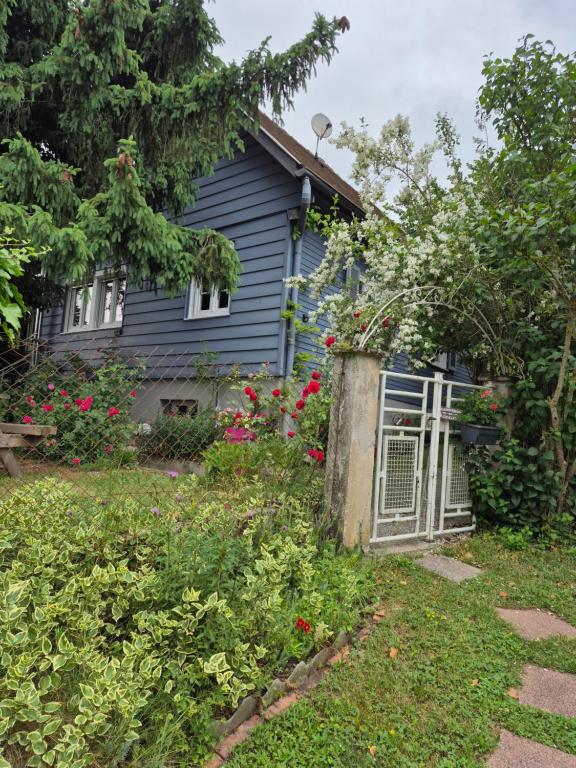 Taman di luar Chalet aux 2 sapins