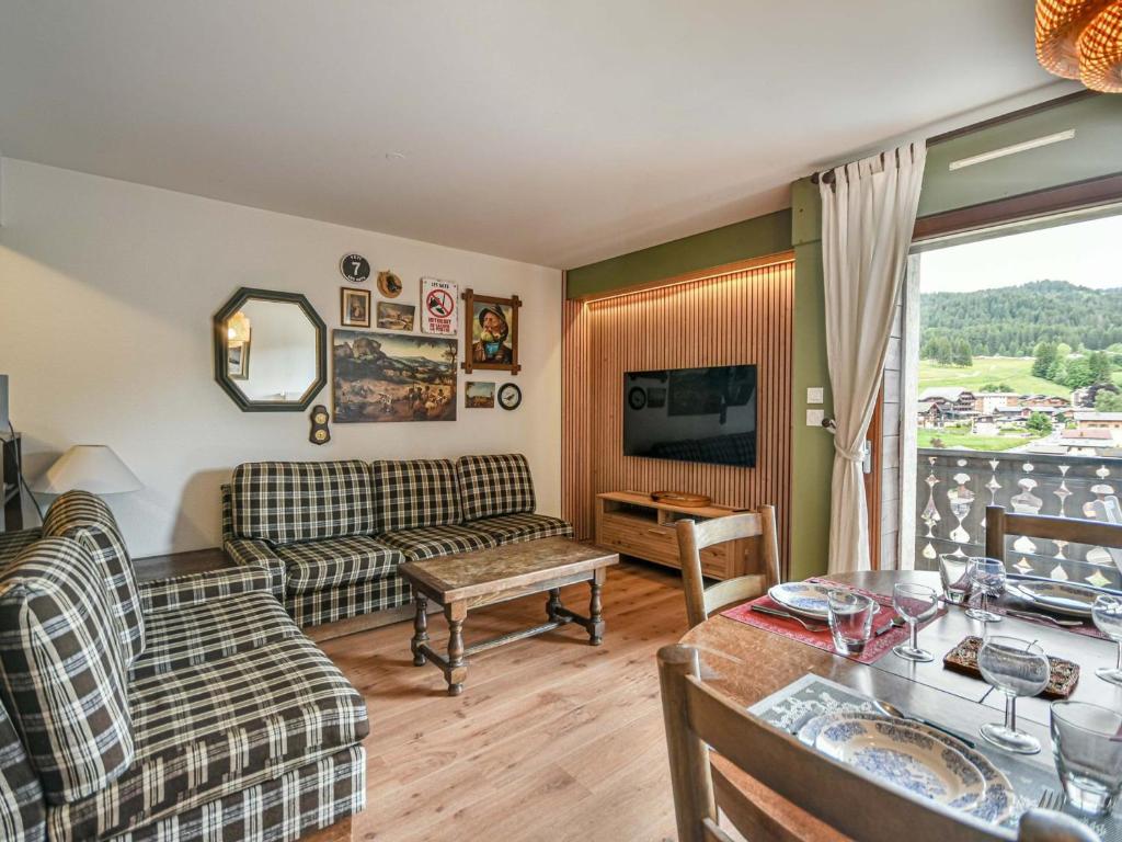 un salon avec un canapé et une table dans l'établissement Duplex T3 aux Gets - 5 pers, vue panoramique, balcon, parking, WiFi - FR-1-685-24, aux Gets