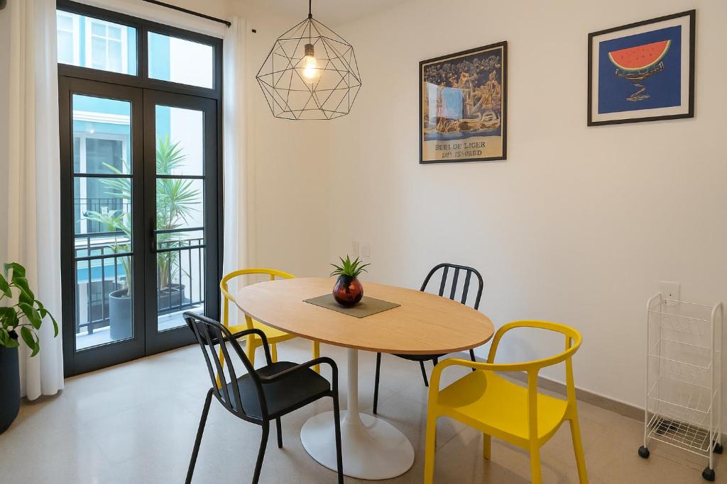 Un comedor con mesa y sillas en Lemonade Condo Amplio & Familiar En Casco, en Panamá