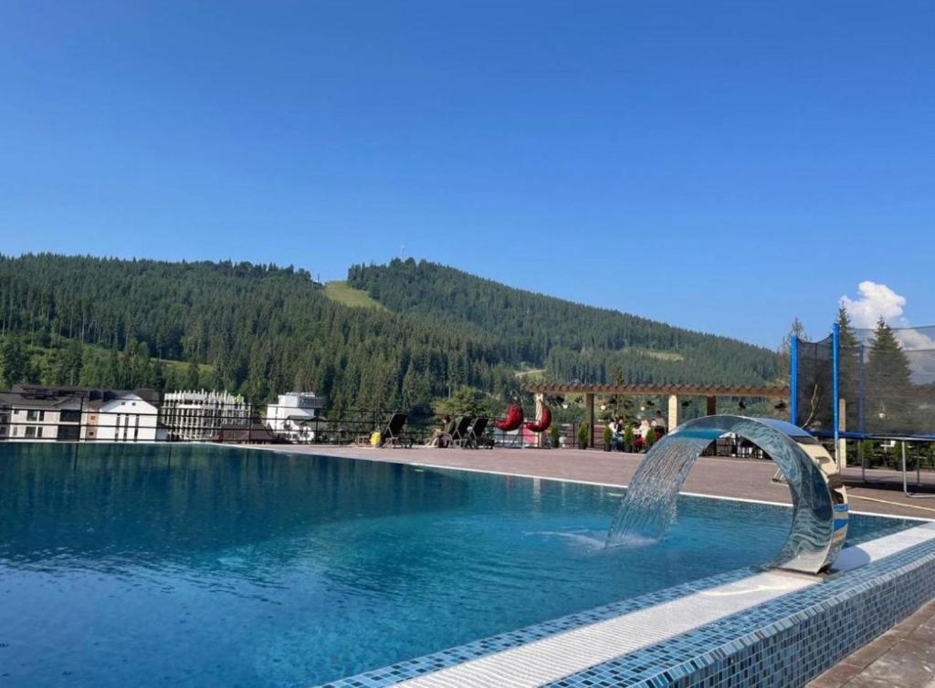 Bazén v ubytování Gold Palace SPA Resort Bukovel nebo v jeho okolí