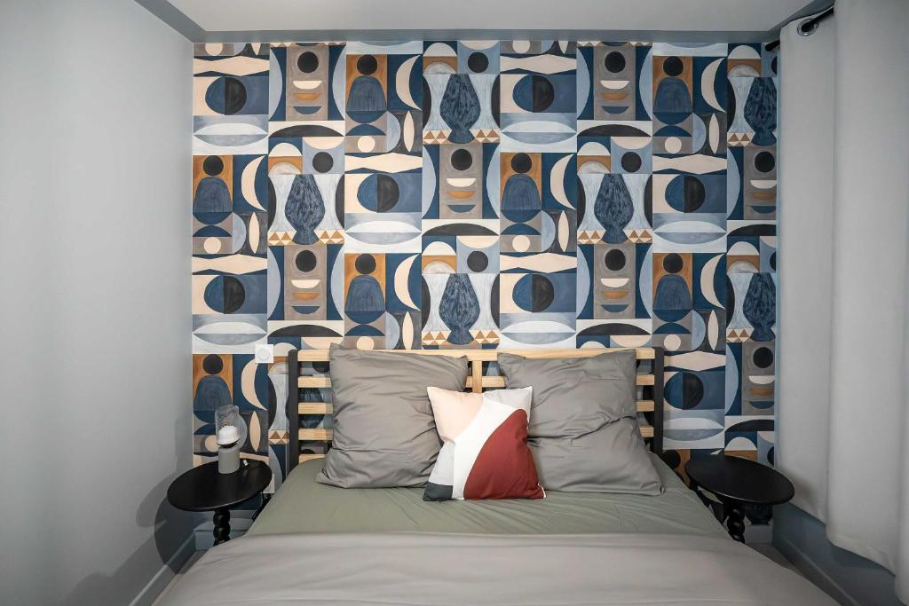 L'Esprit d'Herbin - Un Séjour Abstrait en liaison à Bloisにあるベッド