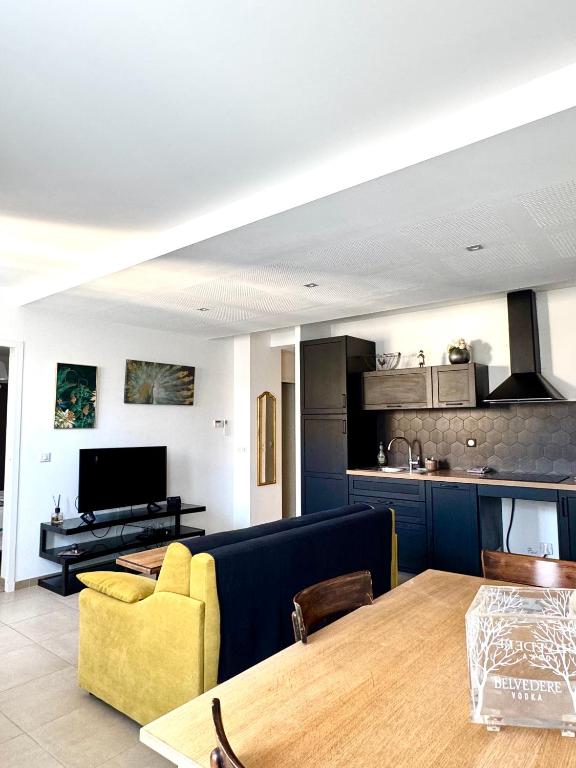 Il comprend un salon avec une table à manger et une cuisine. dans l'établissement appartement hyeres centre, à Hyères