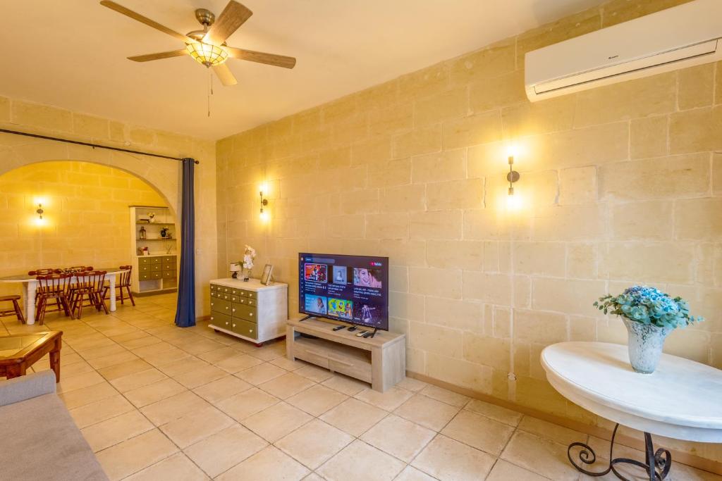 TV a/nebo společenská místnost v ubytování Zest Holiday Home