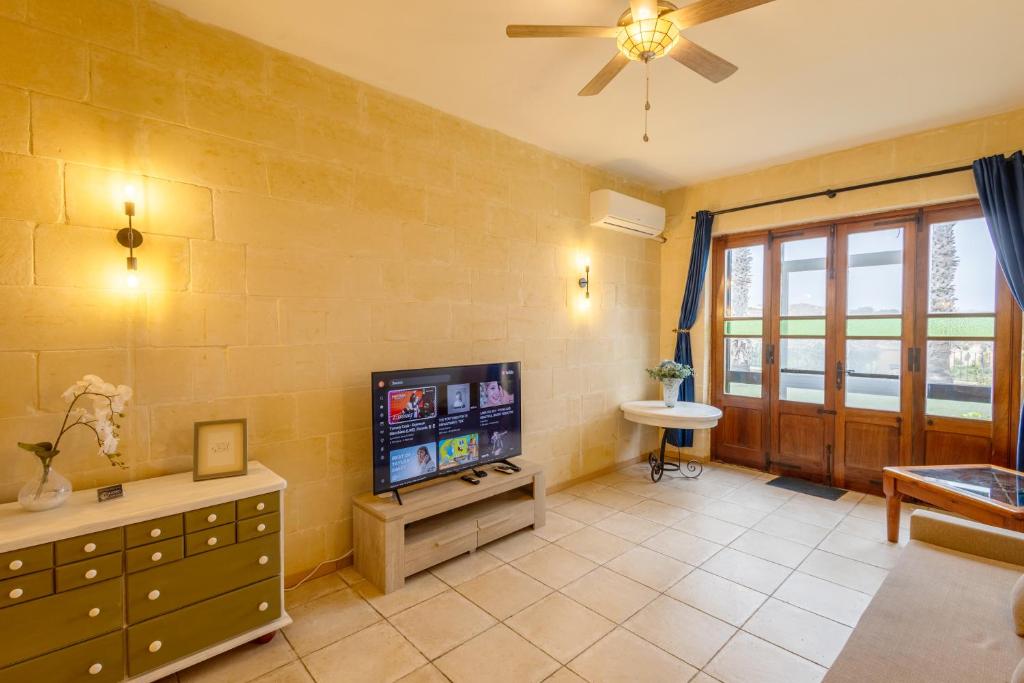TV a/nebo společenská místnost v ubytování Zest Holiday Home