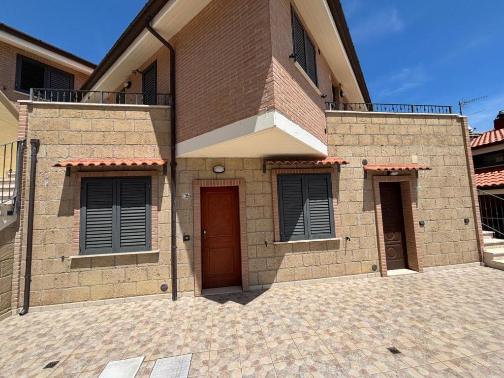 een stenen huis met twee deuren en twee ramen bij Residence IL BORGO 37 in Tortoreto Lido