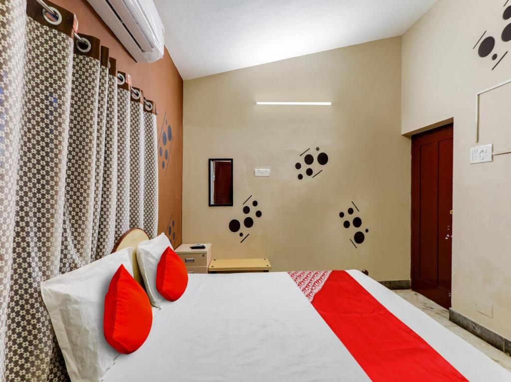 Postel nebo postele na pokoji v ubytování Super Hotel O Vsv Guest House Maduravoyal