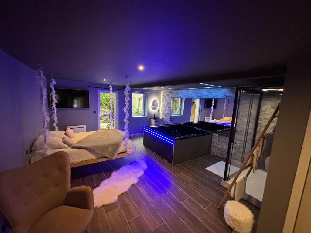 Habitación púrpura con cama y bañera en Aux 67 nuances - Spa, en Châtenois