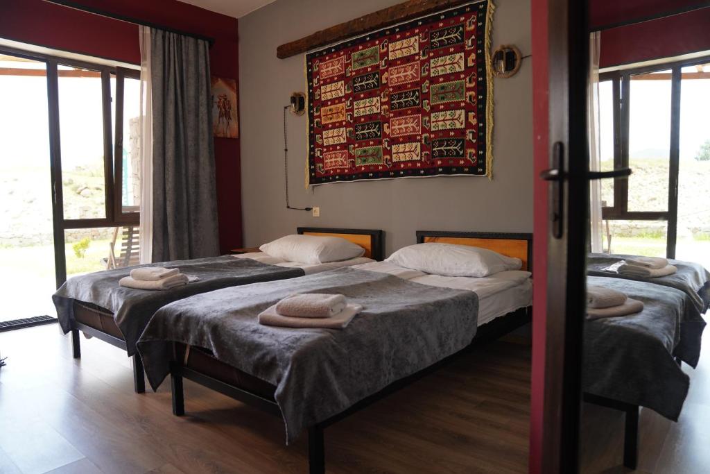 Postel nebo postele na pokoji v ubytování Hotel Hobbiton near Vardzia Caves