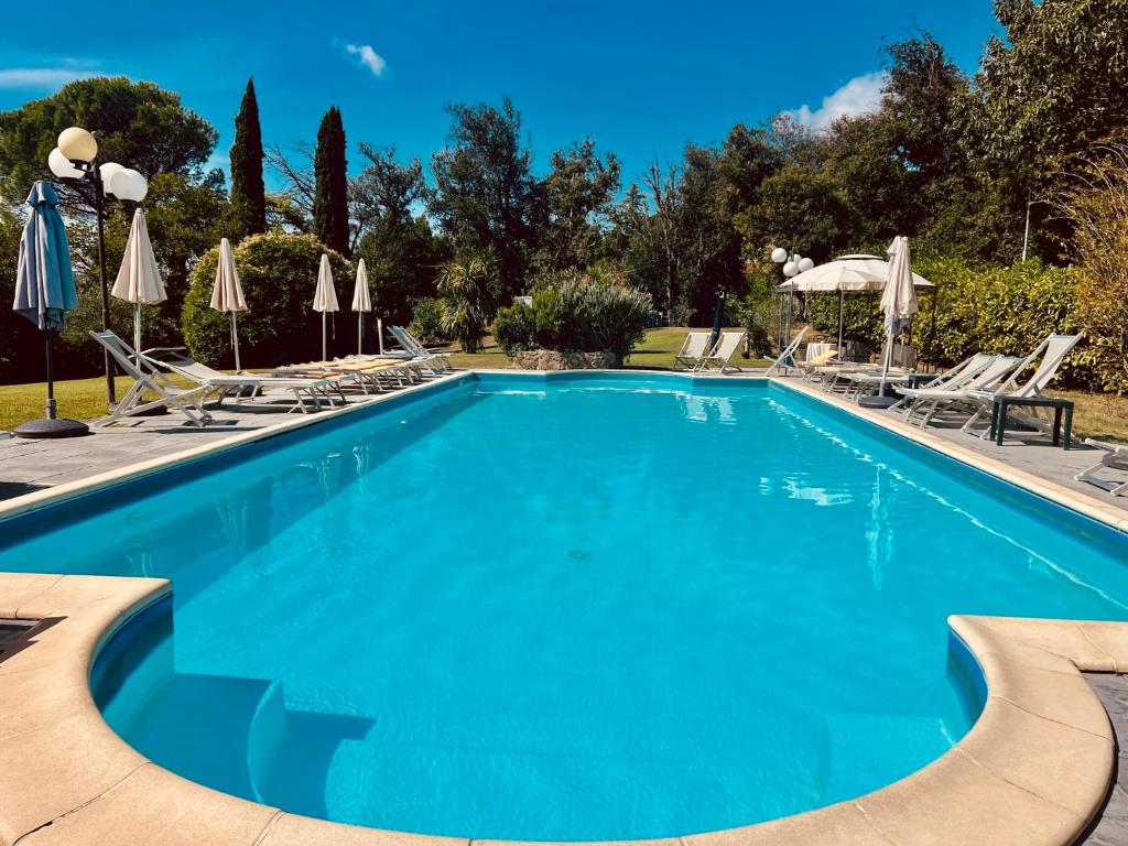 Bazén v ubytování Hotel Monti nebo v jeho okolí