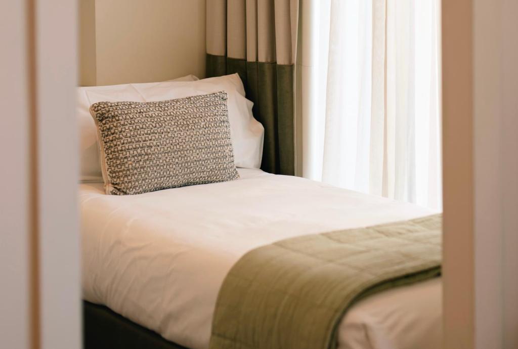Posteľ alebo postele v izbe v ubytovaní Comfy Studios Hotel