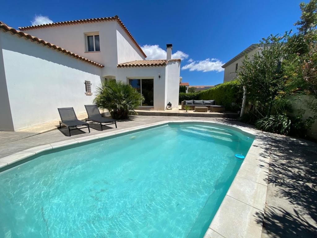 una piscina davanti a una casa di Magnifique villa avec piscine a Perpignano
