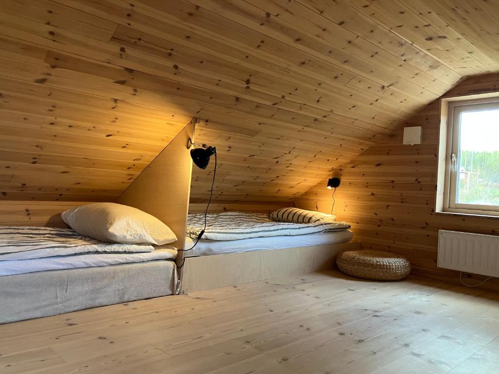 Katil atau katil-katil dalam bilik di Wonderful barn cabin in Järvsö Harsa