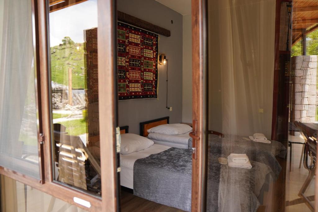 Postel nebo postele na pokoji v ubytování Hotel Hobbiton near Vardzia Caves