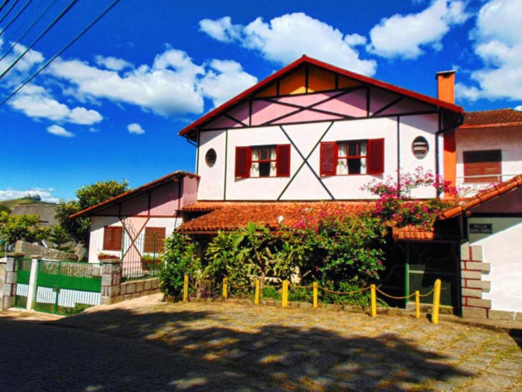 a house with a red and white at Hotel Philipp - Tradicional desde 1952 in Teresópolis