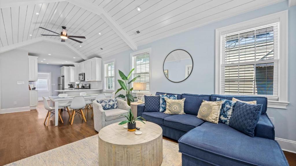 Modern Coastal Comfort - 3 Bedroom Condo with Balcony في أوشن سيتي: غرفة معيشة مع أريكة زرقاء وطاولة