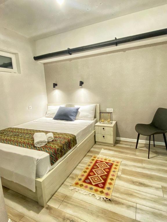 Postel nebo postele na pokoji v ubytování Downtown Old Tbilisi