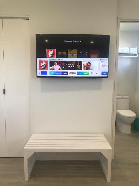 TV a/nebo společenská místnost v ubytování Waterfront Cabana 2 Key Largo