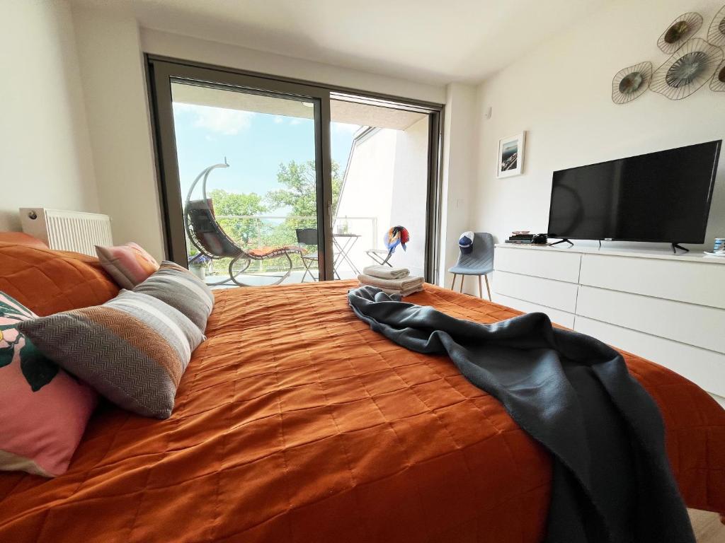Katil atau katil-katil dalam bilik di Cosy apartment with lake views