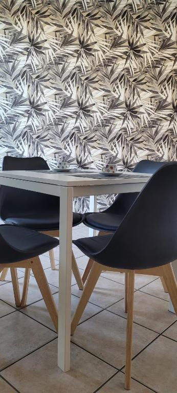 a table and two chairs in front of a wall at Alloggio Turistico Tedeschi in Santa Maria delle Mole