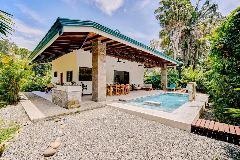 Πισίνα στο ή κοντά στο Casa violeta modern villa pool steps from the beach