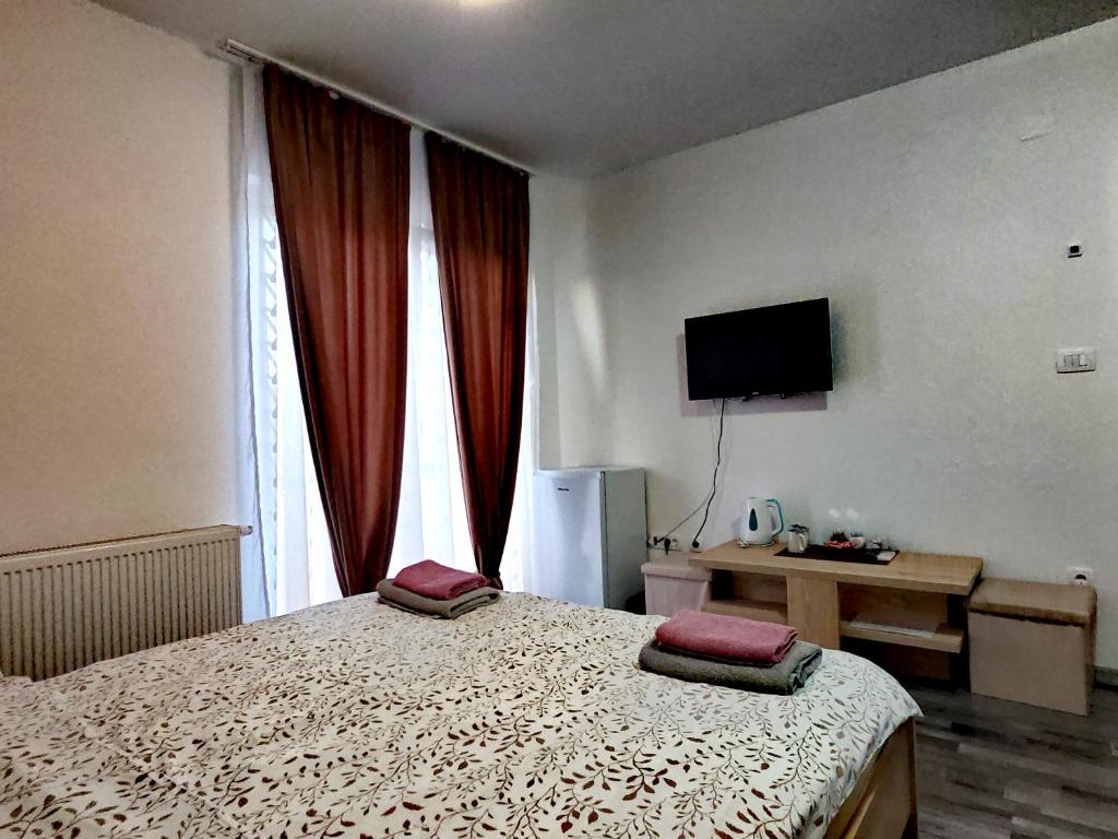 Televízia a/alebo spoločenská miestnosť v ubytovaní Apartmani "Marina"