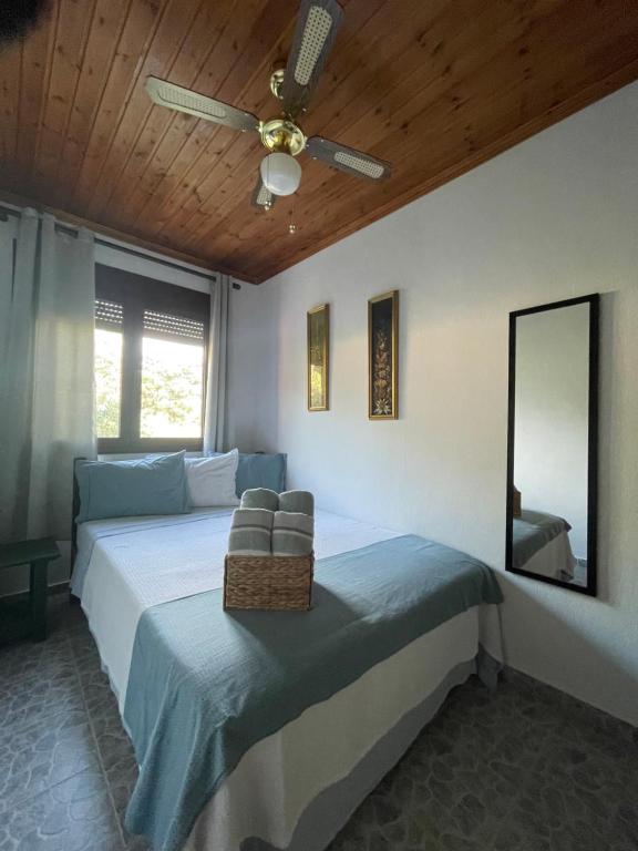 Un pat sau paturi într-o cameră la Miro & Lana vacation home
