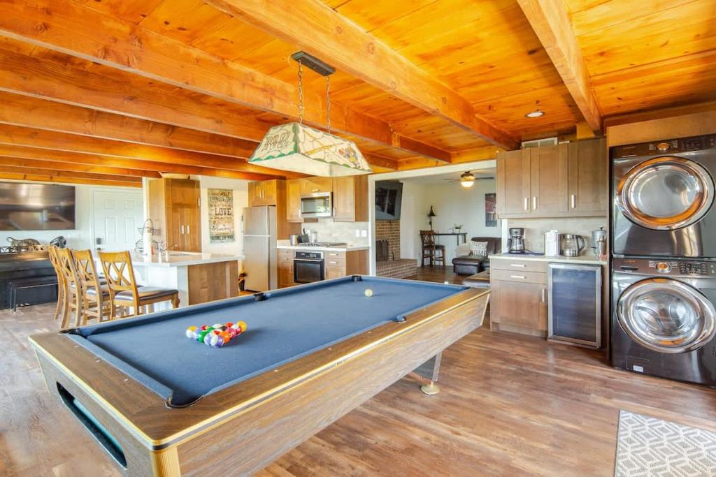 Dapur atau dapur kecil di Luxury View Home Perfect for SD Getaway Sleeps 12