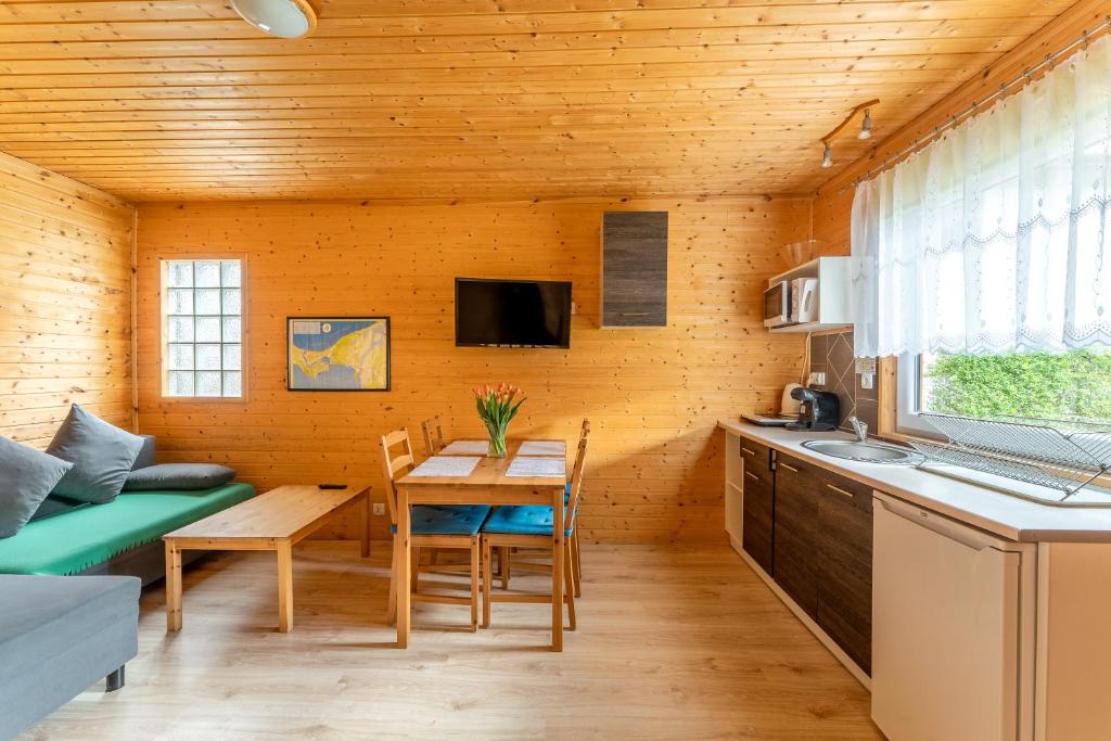 Televízia a/alebo spoločenská miestnosť v ubytovaní Apartamenty Kompas