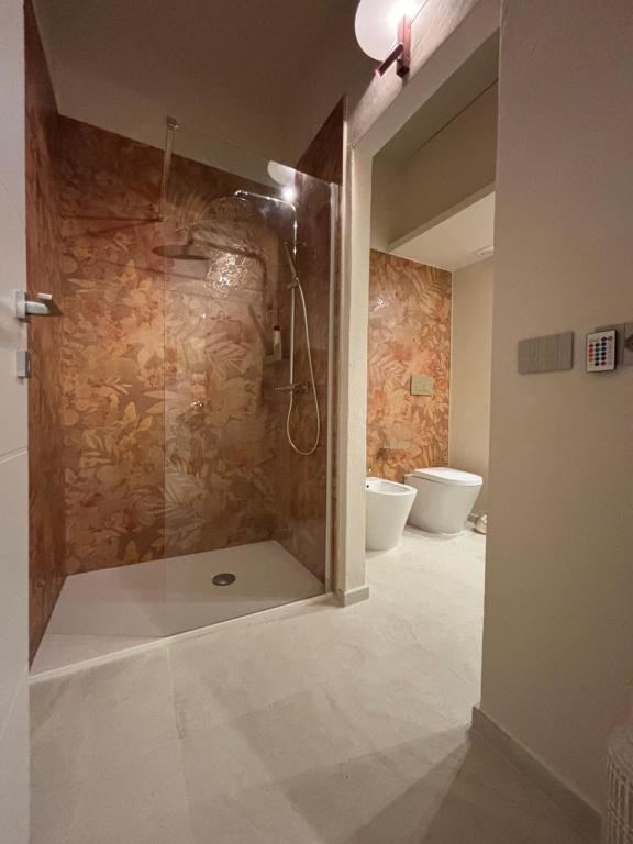 un baño con ducha y WC en Casa Dolce Santa Margherita, en Santa Margherita Ligure