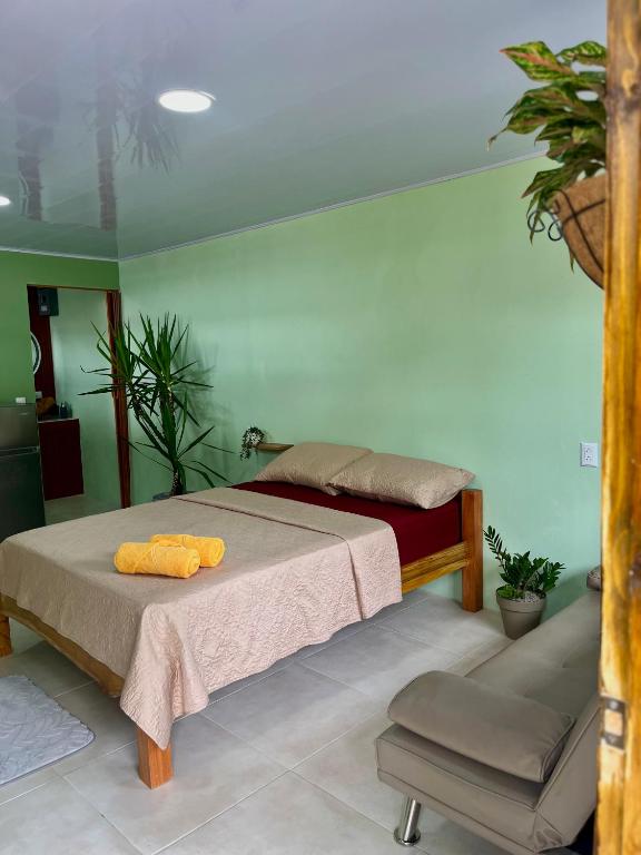 Un dormitorio con una cama con dos toallas encima. en Pura Vida Estudio, en Puerto Jiménez