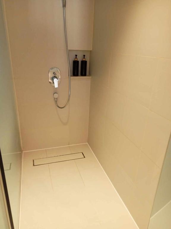 Koupelna v ubytování Novotel Residence Hotel Manila by Jolly Luxe Suites at Acqua