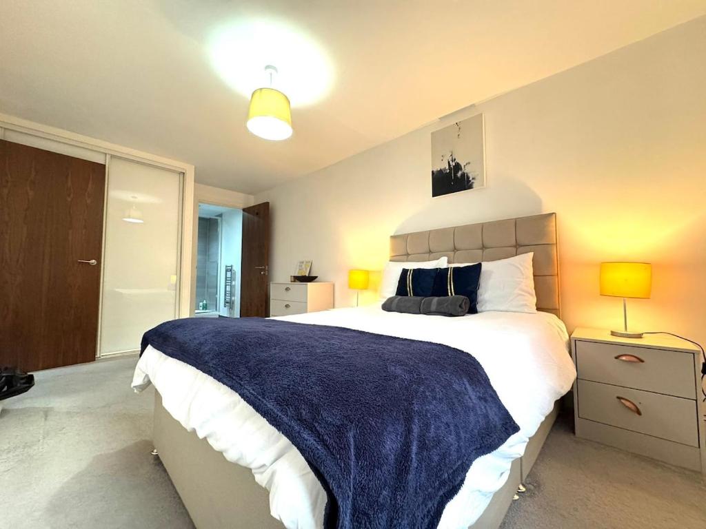 En eller flere senge i et værelse på The InnerCity Escape 2 Bed & 2 Bath