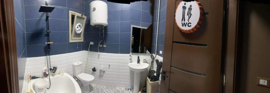 un baño con inodoro y lavabo en Room in shared house, en New cairo