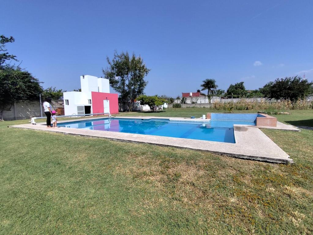 a swimming pool in the middle of a yard at Casa de campo con alberca in Tlayecac