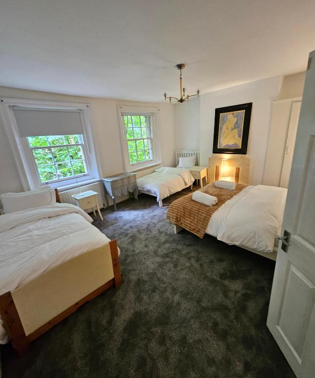 En eller flere senge i et værelse på Waterloo London , Haru Residence can sleep up to 8ppl